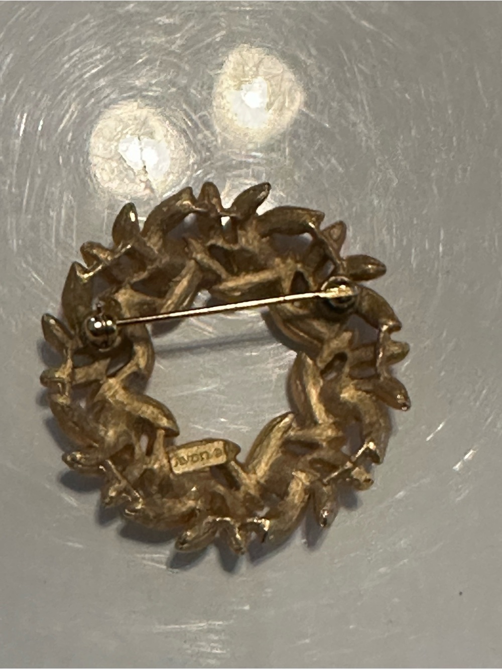 Vintage Avon Gold Tone Pearl Laurel Wreath Brooch - Picture 7 of 7